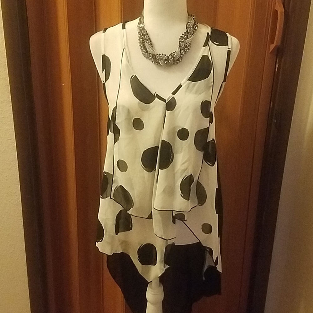 JUN & MIN CREAM AND BLACK HIGH LOW TOP SIZE SMALL